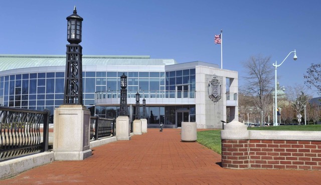 Multiple family spaces both inside and out 13 mins to USNA