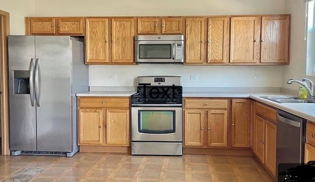 Multistory townhouse with walking distance from Starbucks, Pizza Hut & Walmart.