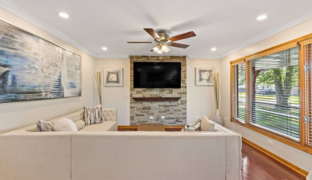 Munster Hideaway, near chicago. Luxurious Living fully Furnished to impress you!