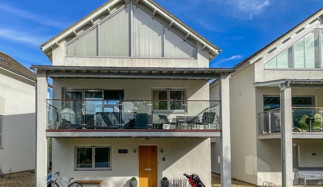 Muntjac Lodge, Cotswold Water Park, sleeps 10 guests in 5 bedrooms