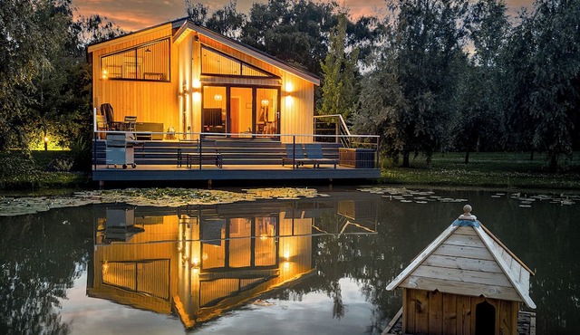 Muntjak Lakeside Lodge