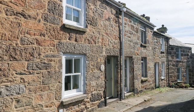 MURAL COTTAGE, family friendly, country holiday cottage in Mousehole