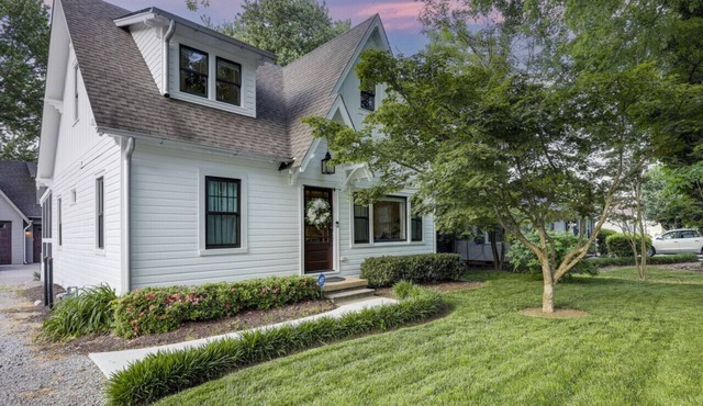 Murals + Design Details Walkable to Franklin