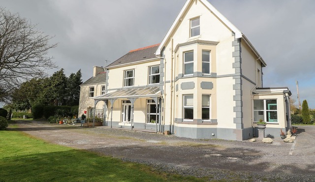 MURIAU PARK, pet friendly, with hot tub in Caernarfon