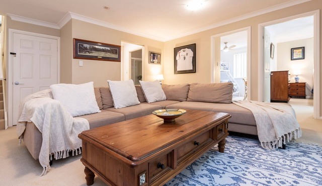 Muriel's Place A Stunning 3 bedroom 3-bathroom pet friendly home within 1klm walk to the beach