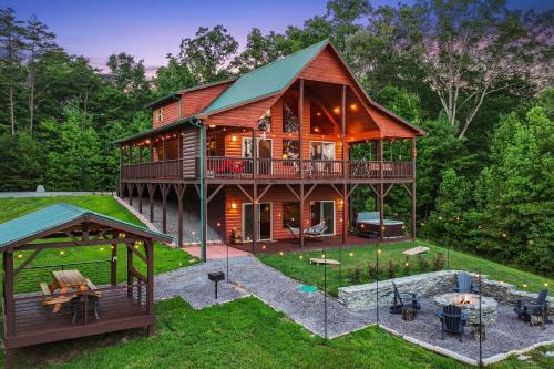 Murphy Cabin w/Hot Tub, Fire Pit & Mountain Views