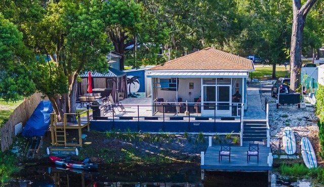 Murphy's Cove Retreat - Lakeside Hot Tub Included
