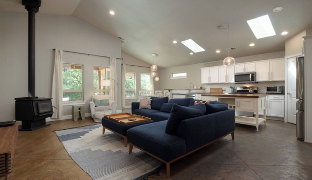 Murphy’s Resort – Modern 3 BDR in Quiet Neighborhood! Pet Friendly!