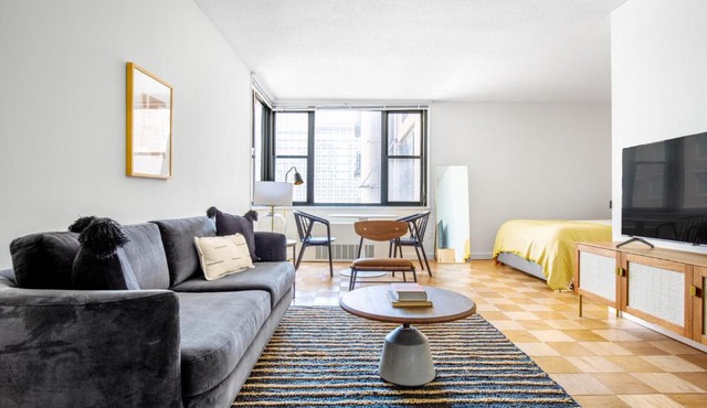 Murray Hill Studio w Doorman Gym Pool Parking NYC-582