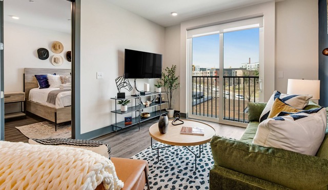 Muse | City-view condo with high speed WiFi, central AC, & rooftop lounge