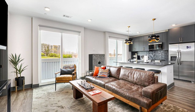 Muse Contemporary second-floor condo with high-speed WiFi, central AC & balcony