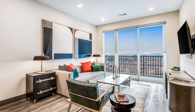 Muse - Stylish & contemporary 5th floor condo in downtown w/WiFi, balcony