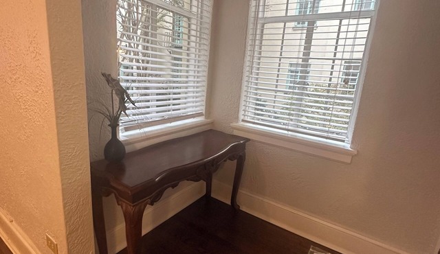 Museum District condo close to Museums, Cary Town, Scotts Addition, and Stadium.