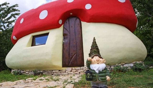 Mushroom house - Sleeps 4 - Pets Ok - Parking
