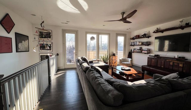 Music Centric Home, 5 minutes to Broadway.