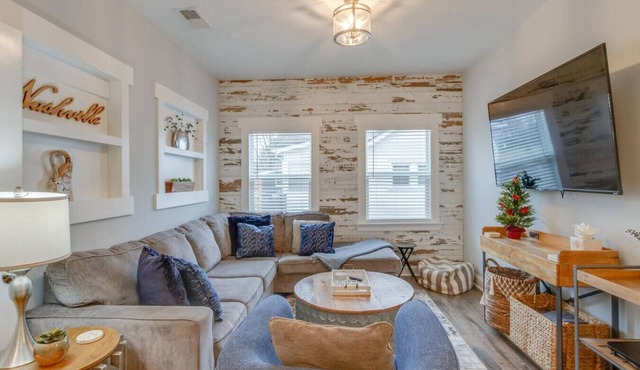 Music City Charmer - Tons of Beds- 30 Day Minimum