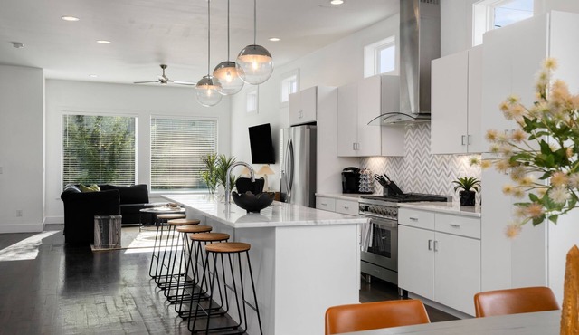 Music City Dream-Spacious w/7 Beds, Balcony, Fire