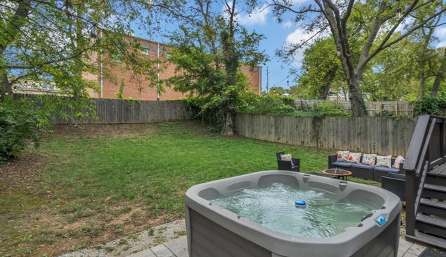Music City Hideout Walk to Broadway/Nissan Stadium 3BD/3BA HOT TUB, BBQ, PETS OK