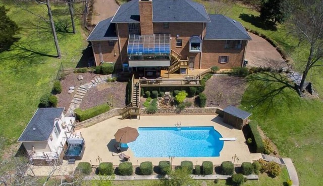 Music City Luxury sleeps 12+ pool, hot tub, tennis
