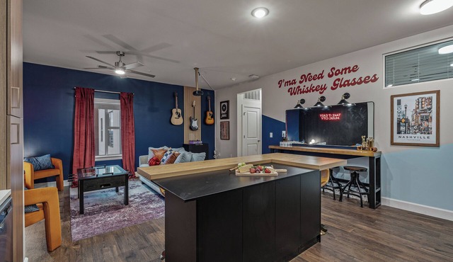 Music City Maverick - Walk to Broadway, Pool, Gym