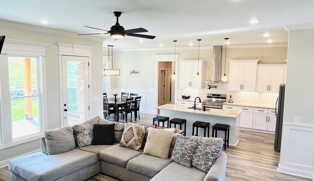 Music City New 3000sq' Home in a quiet neighborhood.