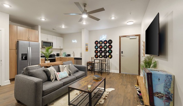 "Music City Vintage in The Gulch" - Spacious 1 Bedroom Apt. Close to Broadway