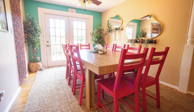 Music & Memes + Arcade – 2 Min Westport, 8 Min Creve Coeur Lake + Desk + Roku TV