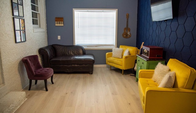 Music on Marvin 2 Mins to GSU, Shopping, and Food