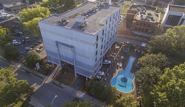 Music Row condo - NASHVEGAS! Guitar Swimming Pool. Cool-Comfortable-Modern!