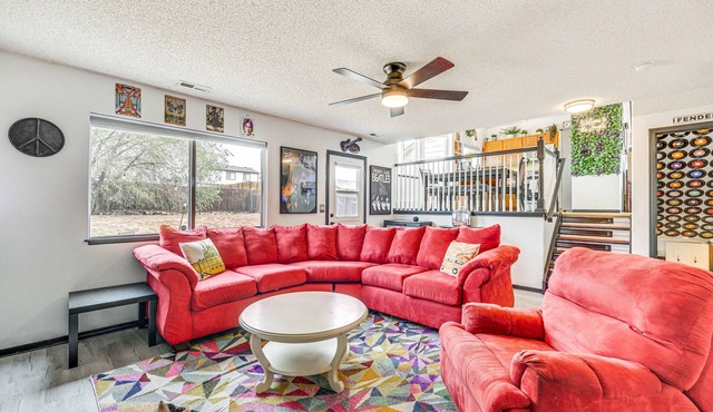 Music Themed 3-bedroom house with WiFi, AC and easy access to FT Carson