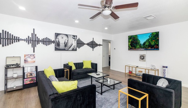 Music themed home, PacMan Arcade, Sleeps 9, BBQ, Fire Pit, Wi-Fi