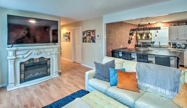 Music-themed, walking distance to Westport and KU Med!! Circle bed.