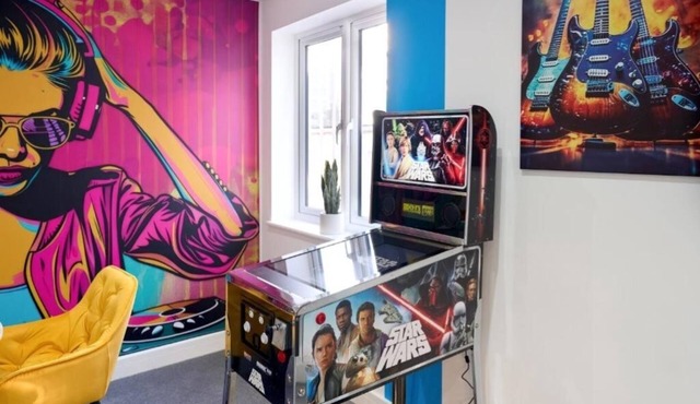 MusicVibes Apartment CITY CENTRE,PRIVATE PARKING,NETFLIX,WIFI PINBALL MACHINE