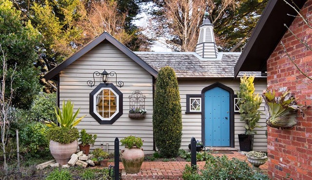 Musk Farm Studio- unique fairytale cottage with gorgeous gardens