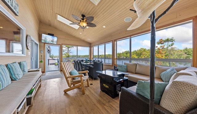 Muskoa Lake retreat, 5 bedrooms, 4 season with hot tub, fire pit, fireplace