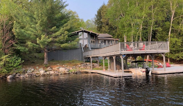 Muskoka Charm at it's best! Peaceful Island Escape close to marina