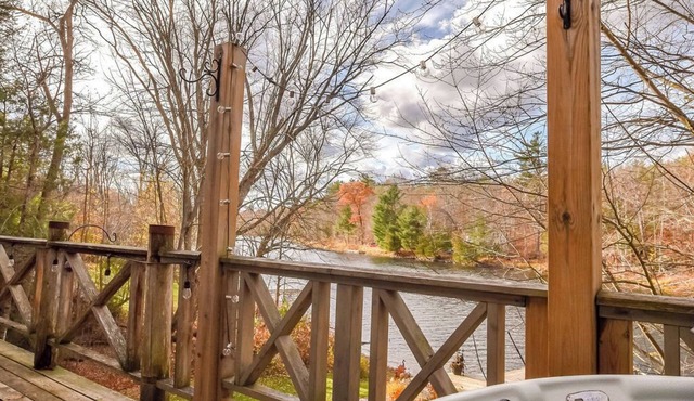 Muskoka cottage with hot tub just 1.5 hours from Toronto. Close to ski hills.