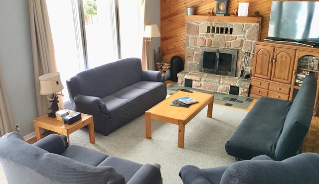 Muskoka, Cozy 3 Bedroom/2 Bathroom Cottage located on the coveted Lake of Bay