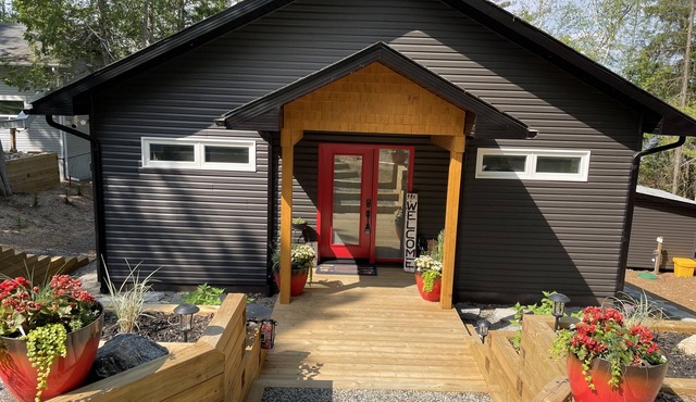 Muskoka Getaway on Peninsula Lake, Beautifully Decorated New Built Cottage