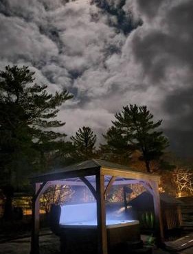 Muskoka Honey Harbour 4-Bed Retreat with Hot Tub