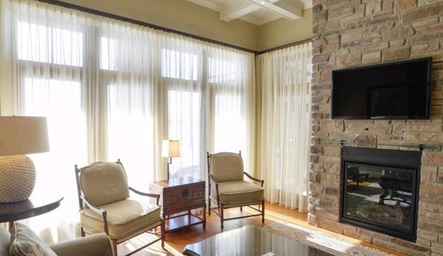 MUSKOKA-L ROSSEAU.Water front cottage with use of Windermere Resort amentities