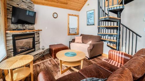 Muskoka Lakefront 3-bdrm Chalet #90