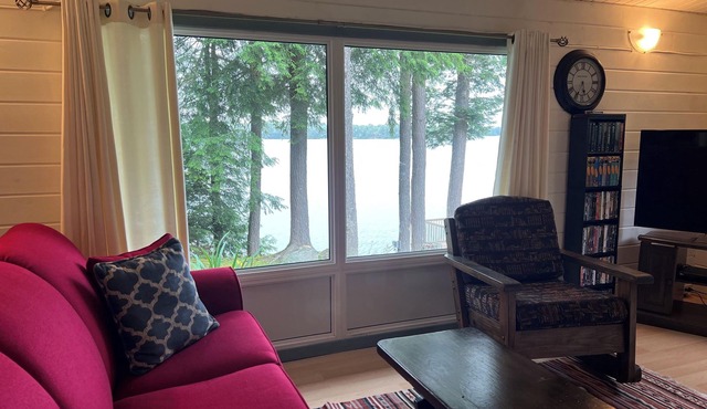 Muskoka Lakefront 3 BR main cottage with 2 BR Bunkie on clear lake