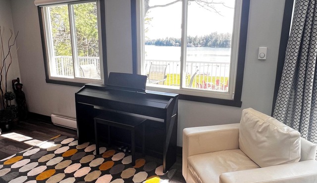 Muskoka lakefront,private sand beach ,cosy-family cottage