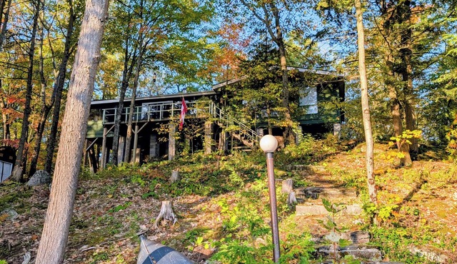 Muskoka Lookout Waterfront Cottage on Six Mile Lake