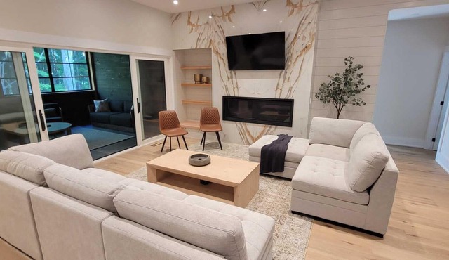 Muskoka Luxury Cottage Retreat | Beach, Hike, Golf, Ski, Provincial Parks & Town