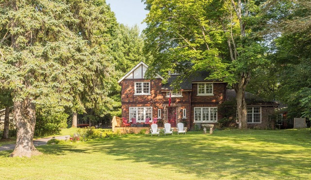 Muskoka Manor, Windermere, Lake Rosseau, with Sauna and Fireplace