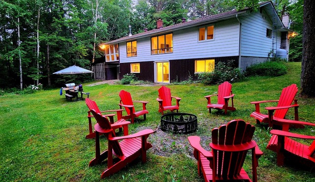 Muskoka Mistywoods - 5BR Retreat w/AC + Firepit + BBQ + Wi-Fi