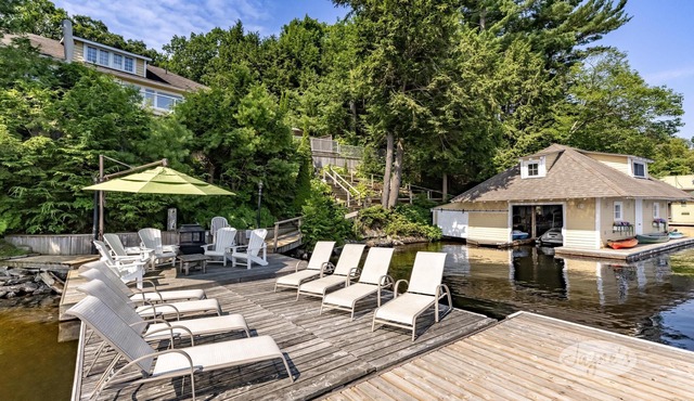 Muskoka Paradise! Spacious & Inviting, Great Deck! Sleeps 16! Hot Tub! Bala!