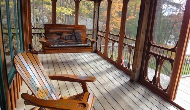 'Muskoka Rustic Beauty' Located on Beautiful Six Mile Lake!